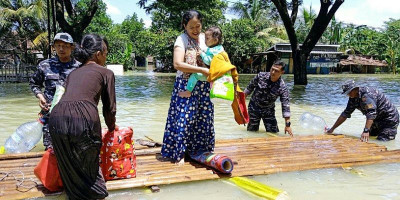 Tak Kenal Lelah, Lanal Semarang Terus Bantu Korban Banjir di Demak