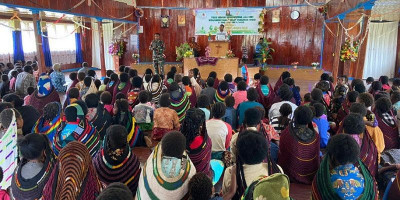 Anggota Satgas Yonif 721/Makkasau Pimpin Ibadah Gabungan Gereja
