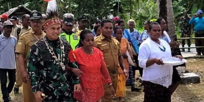 Barapen Jelang Pemilu Aman dan Damai, Dandim 1708/BN Diangkat Sebagai Anak Adat Putra Marur