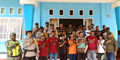 Babinsa Supiori Utara Laksanakan Pengawalan Distribusi Logistik Pemilu 2024