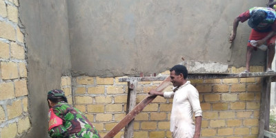 Babinsa Bantu Plester Dinding Kantor Balai Kampung Puweri