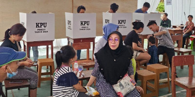 Usai Hujan Lebat Warga Harapan Indah Bekasi Tetap Antusias ke TPS