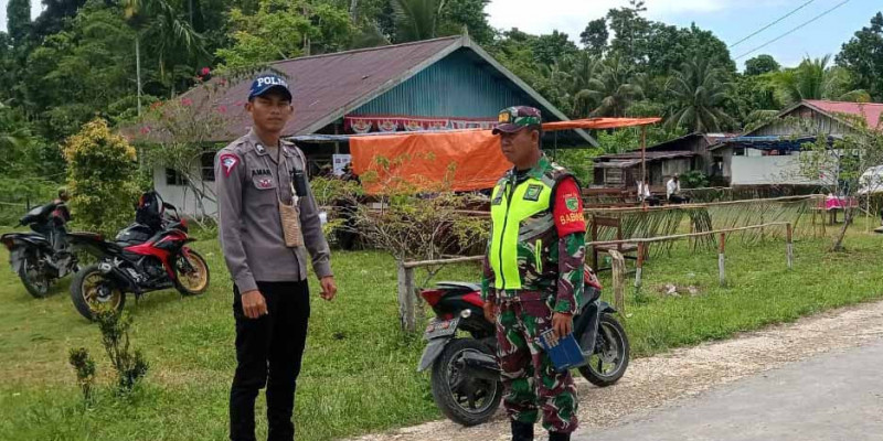 Sinergitas TNI-Polri Amankan TPS Pemilu 2024 di Kampung Submanggungsi Papua