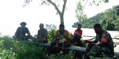 Babinsa Biak Barat Anjangsana ke Wilayah Binaan di Kampung Napdori