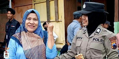 Warga Gembira Usai Coblos Dapat Coklat dari Srikandi Polwan Kendal