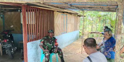 Komsos Bersama Warga, Babinsa Posramil Biak Timur Pantau Kampung Marauw