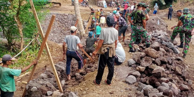 Warga Bercucur Keringat Dihadapan TNI