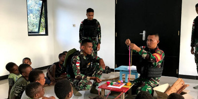 Asah Kreativitas, Satgas Yonif 310/KK Ajarkan Kerajinan Tangan Dan Mewarnai Pada Anak-Anak Papua