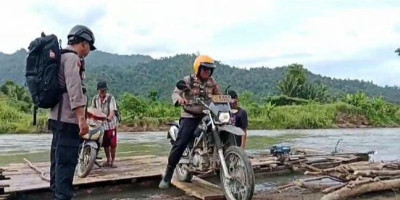 Seberangi Sungai Kokobuka, Petugas PAM TPS Di Buol Kawal Kotak Suara Kembali Ke PPK