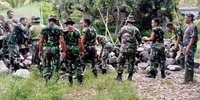 Tidak Disangka, Puluhan TNI Bawa Batu Serbu Kampung Warga