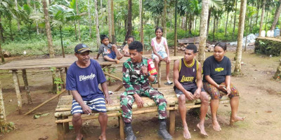 Jaga Hubungan Baik, Babinsa Posramil Biak Timur Komsos dengan Masyarakat Kampung Kajasbo