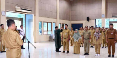 Lantik Pejabat Pengawas Ditjen Dukcapil, Teguh: Mari Bekerja Seperti Dua Tangan Saling Bertepuk