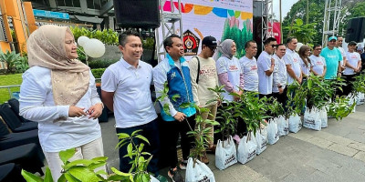 Turut Meriahkan HPN 2024 PLN Bagikan Tanaman di CFD Sudirman