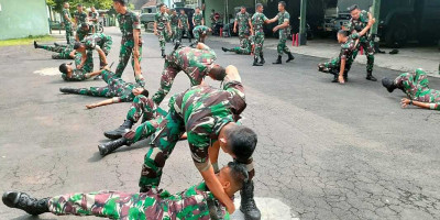 Tingkatkan Kemampuan Bertarung Prajurit Menarmed 2 Kostrad Latih Bela Diri Militer