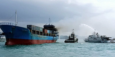 Dua Kapal Bakamla RI Berhasil Evakuasi KM Alexindo 8 yang Terbakar di Batam