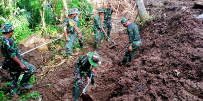 Ratusan Personel Terlatih Serbu Perkampungan Warga