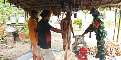 Lestarikan Bahan Pangan Lokal, Babinsa Supiori Utara Bantu Warga Mengolah Sagu