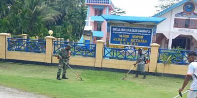 Babinsa Bantu Warga Membersihkan Gereja Jemaat Betania di Kampung Kameri