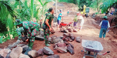Anggota TNI dan Warga Saling Kejar Gunakan Batu di Bukit Catu