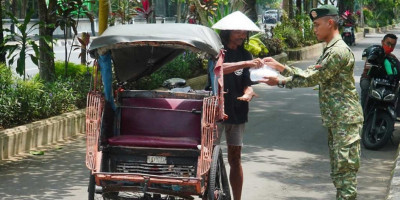 Berbagi Kebahagiaan, Prajurit Yonarmed 11/GG/2/2 Kostrad dan Persit Gelar Jum’at Berkah