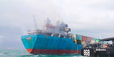 Unsur TNI AL KRI Bubara-868 Bantu Penanggulangan Kebakaran KM Alexindo 8 di Perairan Batam