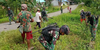 Satgas Yonif 310/KK Ajak Warga Bersihkan Saluran Irigasi