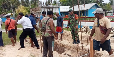 Babinsa Bersama Warga Binaan Karya Bakti Pembuatan Papan nama Gereja GKI Elim Sauribru