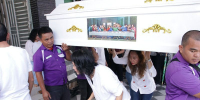 Brobosan, Tradisi Jawa Jalan di bawah Peti Jenazah
