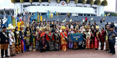 Baju Adat Indonesia Ramaikan Hari Kebangsaan ke-40 Negara Brunei Darussalam
