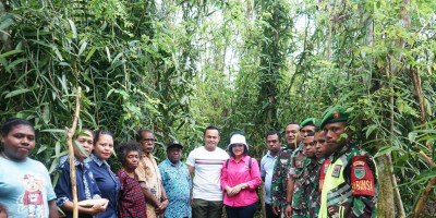 Dandim 1708/BN Tinjau Perdana Budidaya Tanaman Vanili di Desa Roidifu