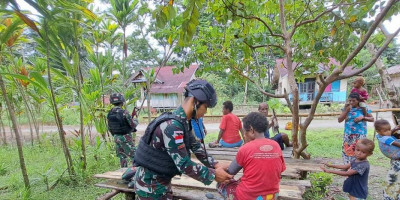 Demi Kesehatan Warga, Satgas Yonif 310/KK Lakukan Pengobatan Keliling Di Pedalaman Papua