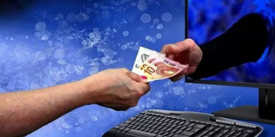 Bayar UKT Pakai Pinjol, Solusi atau Masalah Bagi Mahasiswa?