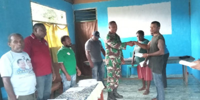 Wujud Peran Aktif, Babinsa Dampingi Penyaluran BLT Dana Desa di Desa Binaan, Kampung Arimi Jaya