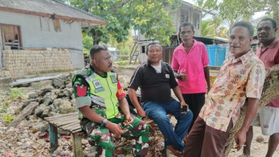 Babinsa Posramil Biak Timur Komsos dengan Tokoh Agama dan Tokoh Masyarakat di Kampung Sareidi