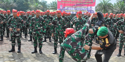 Brigjen Dany Peragakan Combat Practice Kepada Prajurit Harimau Kampar Salo