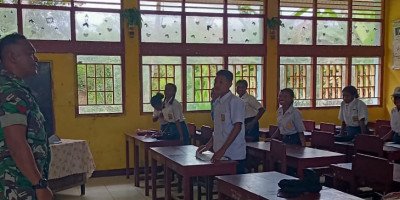 Babinsa Beri Materi Wawasan Kebangsaan kepada Siswa SMPN 1 Yomdori