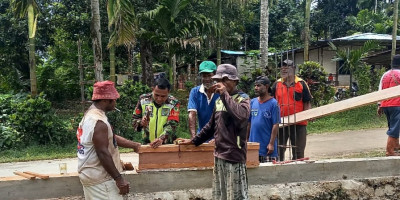 Karya Bhakti, Babinsa Posramil Biak Timur Bantu Warga Bangun Pagar Gereja