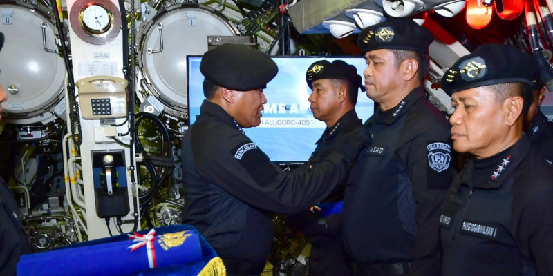 Panglima TNI Terima Brevet Hiu Kencana Sebagai Warga Kehormatan Kapal Selam TNI AL
