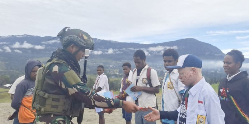 Abang TNI Kasih Isi Tas Adik-adik Pedalaman Papua Yang Mau Sekolah