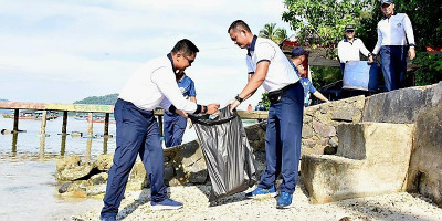 Satgas Trisila 2024 Laksanakan Kerja Bakti Bersih Pantai Lampung
