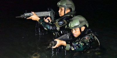 Komando Pasukan Katak TNI-AL Lakukan Infiltrasi ke Daerah Musuh