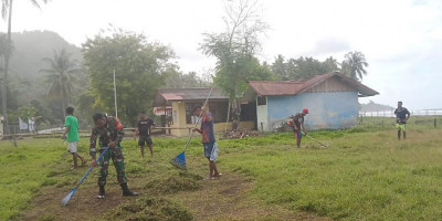 Bangkitkan Semangat Berolahraga, Babinsa Bantu Bersihkan Lapangan Sepakbola