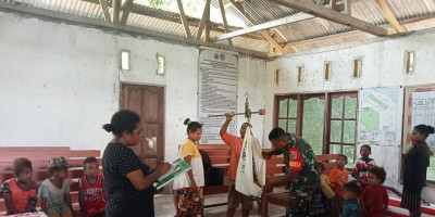Babinsa Dampingi Kegiatan Posyandu di Wilayah Binaan, di Kampung Wopes