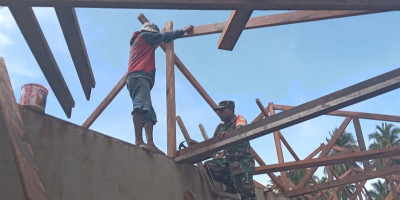 Wujudkan Kemanunggalan TNI, Babinsa Bantu Pemasangan Rangka Atap Rumah Warga
