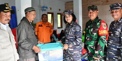 Pangkalan TNI AL Bandung Serahkan Bantuan Sosial Korban Bencana Tanah Bergerak di Kampung Cigombong