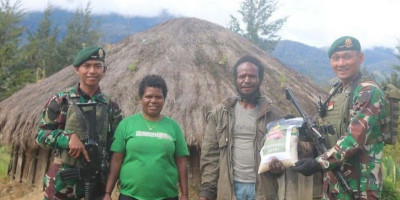 Berbagi Kebahagiaan HUT Kostrad Ke 63 Dengan Saudara Pedalaman Papua 
