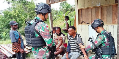 Pelayanan Kesehatan Hingga Pelosok, Satgas Yonif 310/KK Berikan Pengobatan Gratis