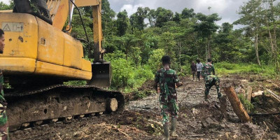 Satgas TMMD Ke-119 Kodim 1715/Yahukimo Bangun Jembatan di Jalan Seradala-Kuaserama Bersama Masyarakat Setempat