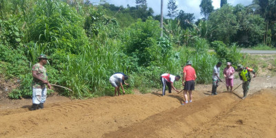 Babinsa Berikan Contoh Baik dan Motivasi  kepada Warga Pelopori Usaha Hanpangan  di Wilayah Binaan