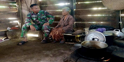 Apa yang Diperbuat Serda Fauzi, Anggota Yonif 511/DY di Rumah Mbah Saini ?